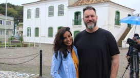 Carol Nakamura e Jimmy Ogro, em pausa nas gravações em Laguna - Foto: Elvis Palma/Agora Laguna